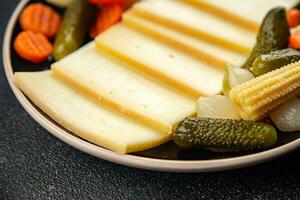 raclette ost måltid vegetabiliska mellanmål äter matlagning aptitretare måltid mat mellanmål på de tabell foto