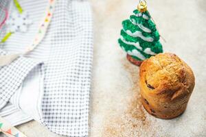 panettone jul bakning ljuv bakverk torkades frukt choklad jul ljuv efterrätt Semester behandla ny år och jul firande måltid mat mellanmål på de tabell kopia Plats foto