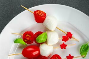 tomat och mozzarella sallad på en grillspett caprese finger mat aptitretare äter matlagning aptitretare måltid mat mellanmål på de tabell foto