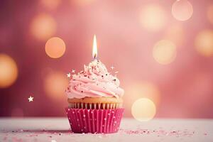 födelsedag muffin med rosa smörkräm glasyr och brinnande ljus på bokeh bakgrund, födelsedag muffin med ljus på rosa bakgrund med bokeh, ai genererad foto