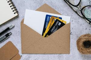 vykort, brevpapper och kreditkort foto