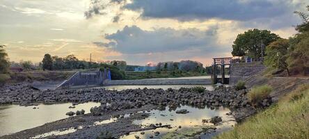 skön panorama av ett av de dammar i central java i de eftermiddag. foto
