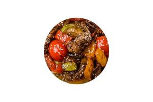 värma sallad med kalvkött, tomater, paprika, zucchini, sesam, salt, kryddor och örter foto