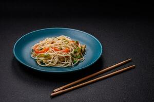 gott maträtt av asiatisk kök med ris spaghetti, kyckling, sparris, peppar, sesam frön foto