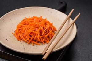 utsökt kryddad morötter skivad och kokta i koreanska stil på en keramisk tallrik foto