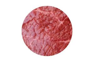 färsk saftig rå nötkött medaljonger med salt och kryddor foto