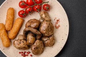 utsökt saftig hela champignons bakad på de grill med salt och kryddor foto