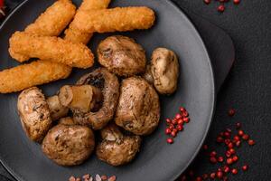 utsökt saftig hela champignons bakad på de grill med salt och kryddor foto