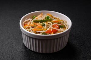 gott maträtt av asiatisk kök med ris spaghetti, kyckling, sparris, peppar, sesam frön foto