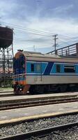 blå tåg på stål spår transport systemet foto
