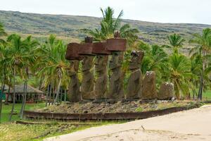 de gammal moai på påsk ö av chile foto