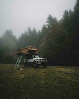 Foto av camping och en bil i de skog