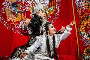 ho chi minh stad, vietnam - augusti 19, 2023 artister utför vietnamese klassisk opera som känna till som hatt boi i binh thanh distrikt foto