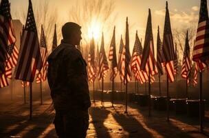 en soldat ser på flaggor. foto