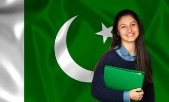tonåring studerande leende över pakistansk flagga foto