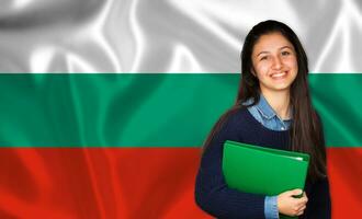 tonåring studerande leende över bulgarian flagga foto