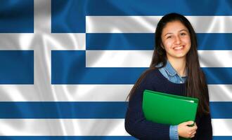 tonåring studerande leende över grekisk flagga foto