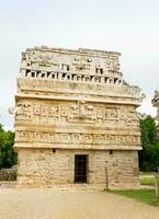 byggnad la iglesia på de rätt sida i gammal mayan stad chichen itza, Mexiko. foto