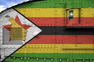 zimbabwe flagga avbildad på sida del av militär armerad tank närbild. armén krafter konceptuell bakgrund foto