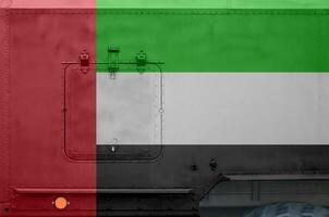 förenad arab emirates flagga avbildad på sida del av militär armerad lastbil närbild. armén krafter konceptuell bakgrund foto