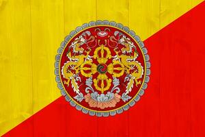 flagga och täcka av vapen av rike av bhutan på en texturerad bakgrund. begrepp collage. foto