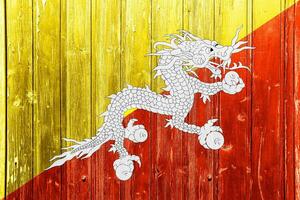 flagga av rike av bhutan på en texturerad bakgrund. begrepp collage. foto