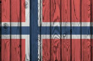 Norge flagga avbildad i ljus måla färger på gammal trä- vägg. texturerad baner på grov bakgrund foto