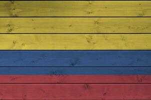 colombia flagga avbildad i ljus måla färger på gammal trä- vägg. texturerad baner på grov bakgrund foto