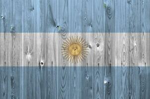 argentina flagga avbildad i ljus måla färger på gammal trä- vägg. texturerad baner på grov bakgrund foto