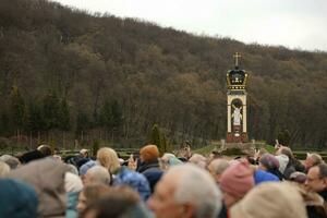 ternopil, ukraina - april 2, 2023 många människor under uppdrag i komplex av ukrainska jerusalem i de mari andlig Centrum av zarvanytsia i de terebovlya distrikt av de ternopil foto