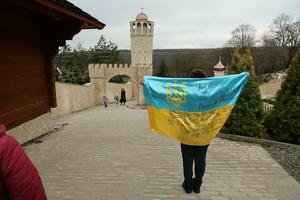 ternopil, ukraina - april 2, 2023 människor med flagga under uppdrag i komplex av ukrainska jerusalem i de mari andlig Centrum av zarvanytsia i de terebovlya distrikt av de ternopil foto