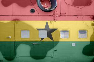 ghana flagga avbildad på sida del av militär armerad helikopter närbild. armén krafter flygplan konceptuell bakgrund foto