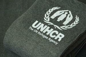 Kiev, ukraina - Maj 4, 2022 UNHCR de fn flykting byrå logotyp på humanitär grå filtar foto