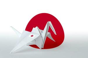 japan flagga avbildad på papper origami kran vinge. handgjort konst begrepp foto