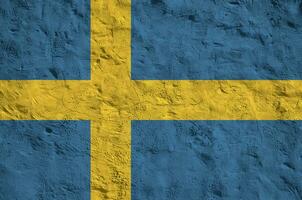 Sverige flagga avbildad i ljus måla färger på gammal lättnad putsning vägg. texturerad baner på grov bakgrund foto