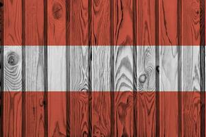 österrike flagga avbildad i ljus måla färger på gammal trä- vägg. texturerad baner på grov bakgrund foto