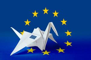 europeisk union flagga avbildad på papper origami kran vinge. handgjort konst begrepp foto
