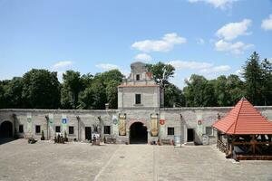 ternopil, ukraina - augusti 23, 2023 huvud byggnad av palats och inre gård av medeltida zbarazh slott i zbarazh stad av ternopil område foto