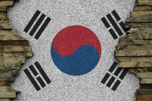 söder korea flagga avbildad i måla färger på gammal sten vägg närbild. texturerad baner på sten vägg bakgrund foto