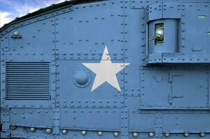 somalia flagga avbildad på sida del av militär armerad tank närbild. armén krafter konceptuell bakgrund foto
