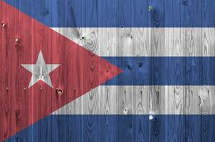kuba flagga avbildad i ljus måla färger på gammal trä- vägg. texturerad baner på grov bakgrund foto
