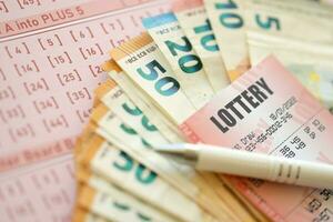 lotteri biljett och hasardspel mottagande på tabell med penna och europeisk union euro pengar räkningar foto