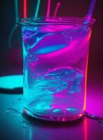 en glas fylld med flytande med neon lampor foto