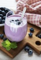 glas blåbärs yoghurt med blåbär foto