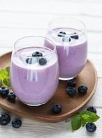 glas blåbärs yoghurt med blåbär foto