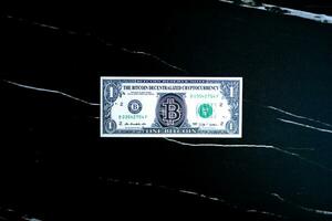 1 bitcoin på svart marmor textur. foto