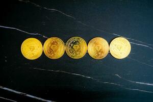 5 tjudra mynt usdt fodrad upp på en svart marmor bakgrund. foto