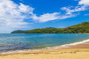 stora tropiska ön ilha grande praia de palmas beach brazil.