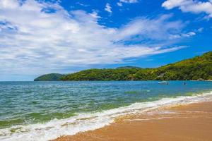 stora tropiska ön ilha grande praia de palmas beach brazil.
