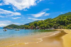 den stora tropiska ön ilha grande abraao beach brazil. foto